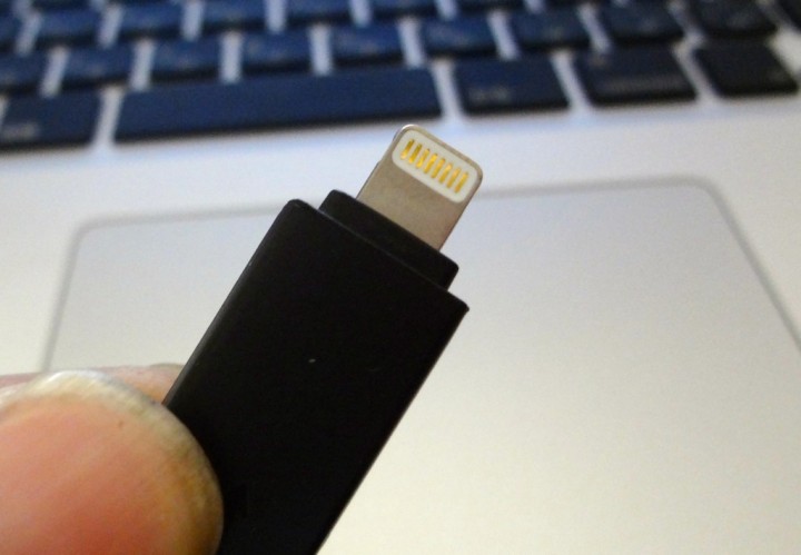 apple-certification-microusb-lightning-conversion-adapter-1DSC02113