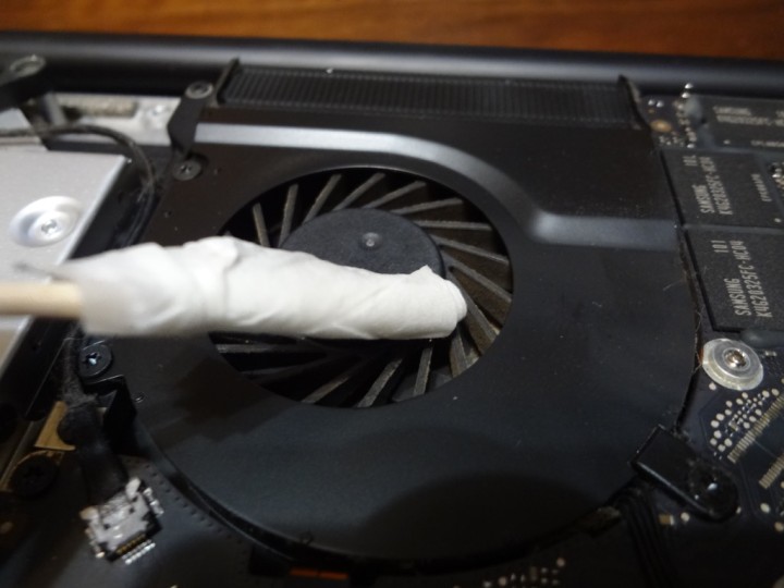 mac-book-pro-fan-cleaning-1DSC03724