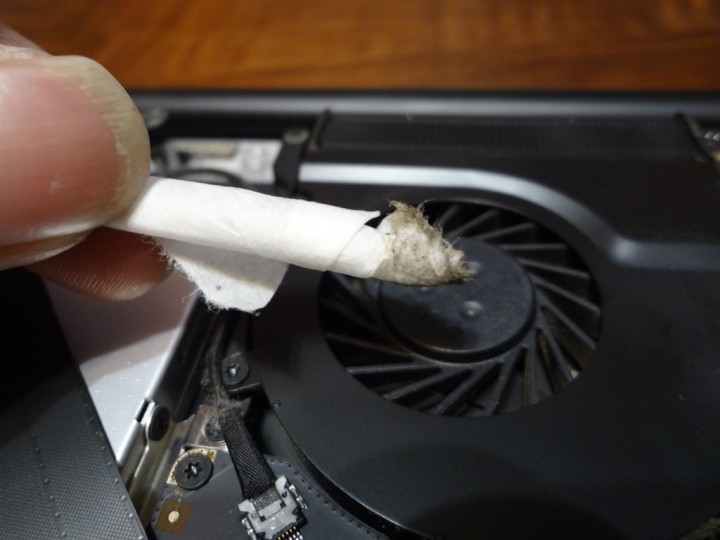 mac-book-pro-fan-cleaning-1DSC03728