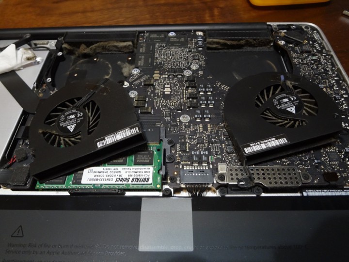 mac-book-pro-fan-cleaning-1DSC03732