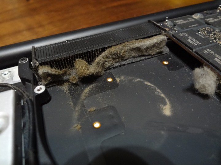 mac-book-pro-fan-cleaning-1DSC03735