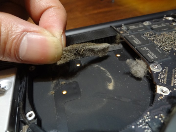 mac-book-pro-fan-cleaning-1DSC03739