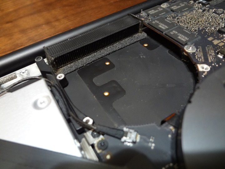 mac-book-pro-fan-cleaning-1DSC03741