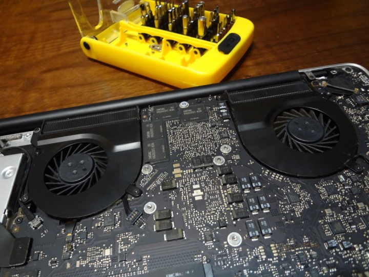 mac-book-pro-fan-cleaning-1DSC03743
