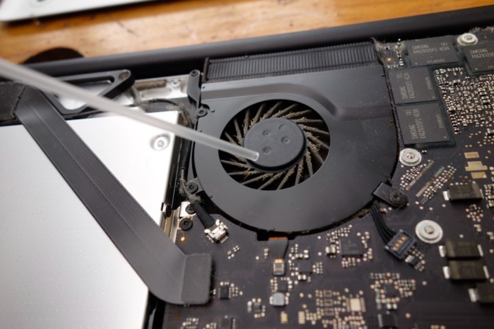 mac-book-pro-fan-cleaning-RX100-_DSC8778