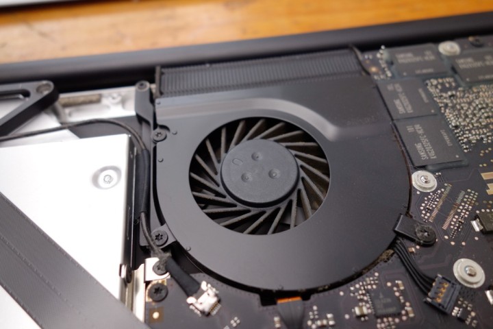 mac-book-pro-fan-cleaning-RX100-_DSC8785