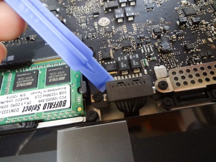 macbookpro-early2011-logic-board-malfunction-oven-heating-1DSC03883