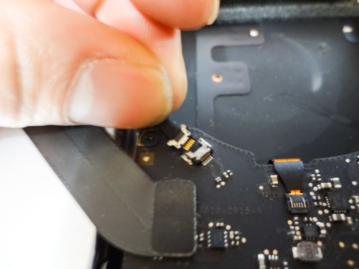 macbookpro-early2011-logic-board-malfunction-oven-heating-1DSC03889