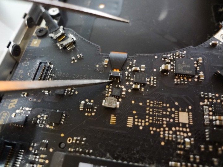 macbookpro-early2011-logic-board-malfunction-oven-heating-1DSC03910