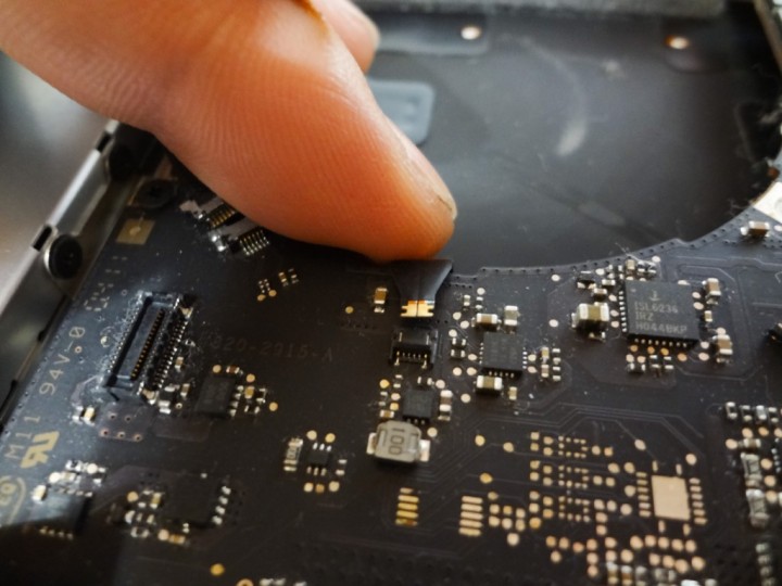 macbookpro-early2011-logic-board-malfunction-oven-heating-1DSC03912