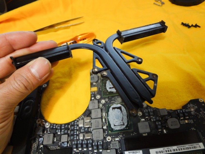 macbookpro-early2011-logic-board-malfunction-oven-heating-1DSC03920