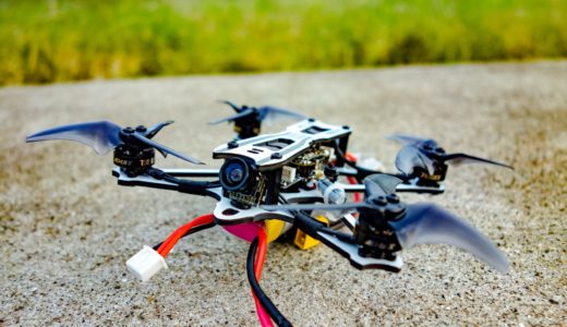 【Emax Tinyhawk Freestyle】1セルの飛びに驚き！1〜2セル仕様にXT30プラグを追加＆バッテリーマウント位置を変更し不満点を改善！