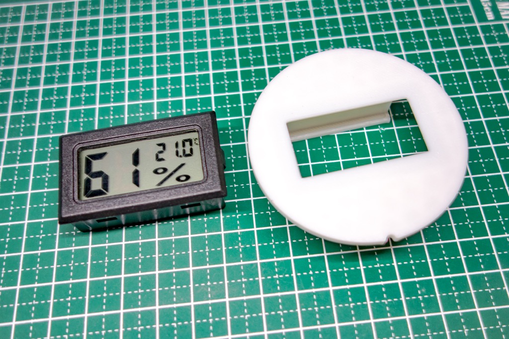 ドライボックスに小型デジタル湿度計をマウントするホルダーを作って 